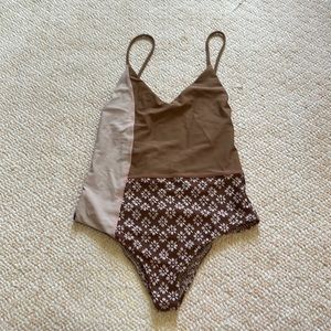 Acacia rare one piece in size small. I’m good condition